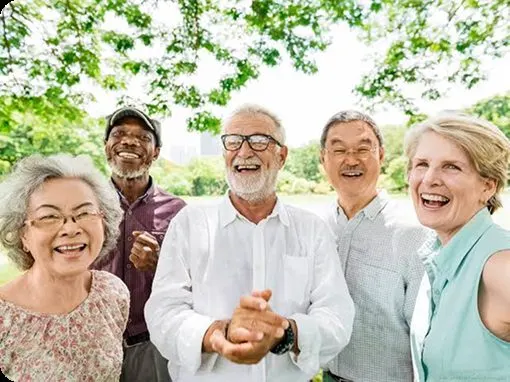 Grupo de pessoas idosas reunidas, sorrindo.