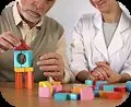 Sessão de reabilitação com blocos sobre a mesa.