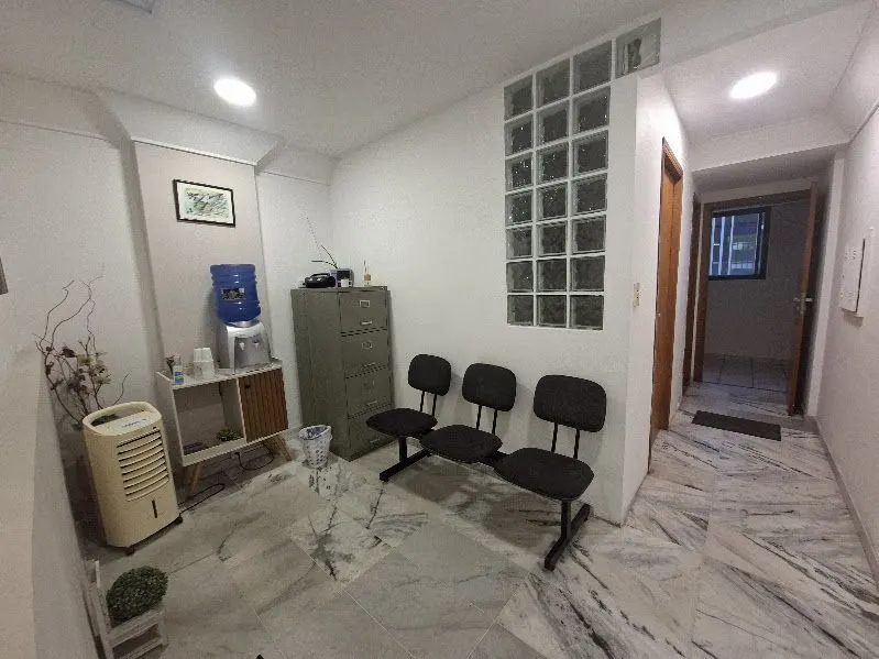 Recepção e sala de espera do consultório.